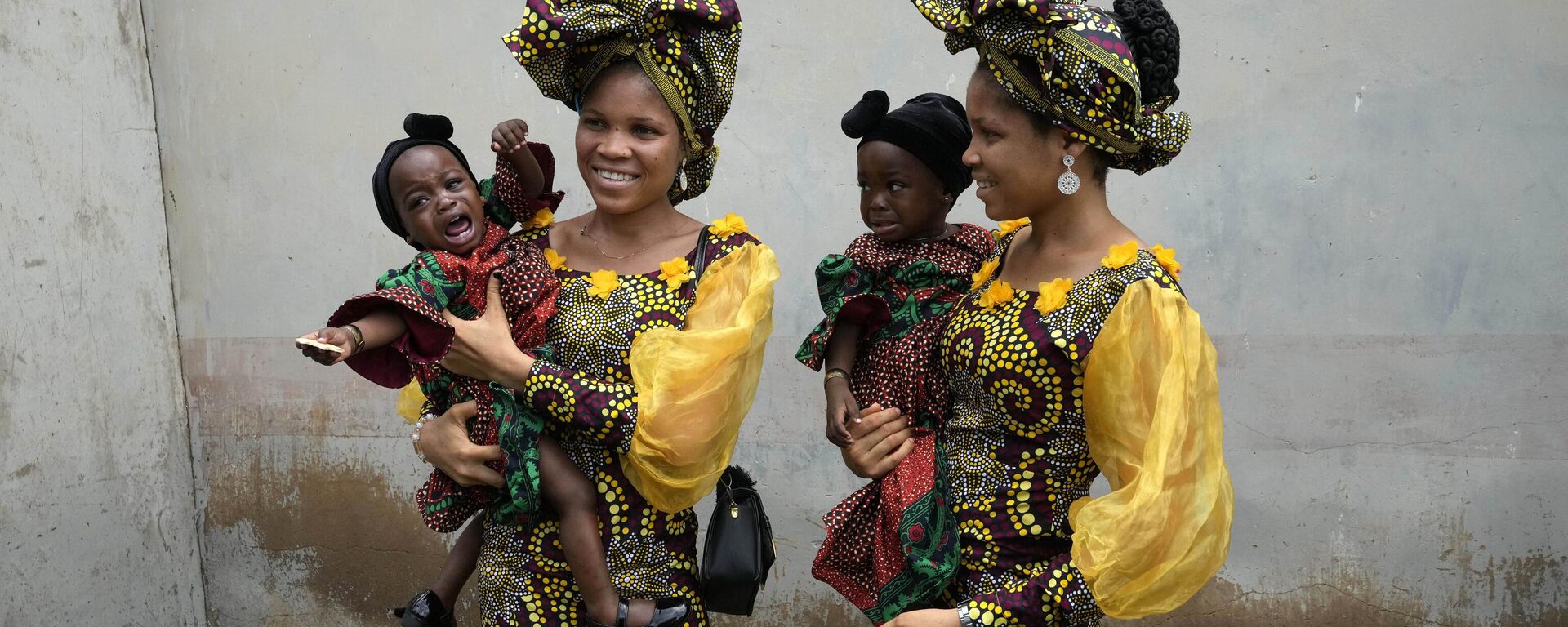 Twins Oladapo Taiwo, left, and Oladapo Kehinde, 21, pose for photographs holding relative's twins during the annual twins festival in Igbo-Ora Southwest Nigeria, Saturday, Oct. 8, 2022. - Sputnik Africa, 1920, 26.05.2024