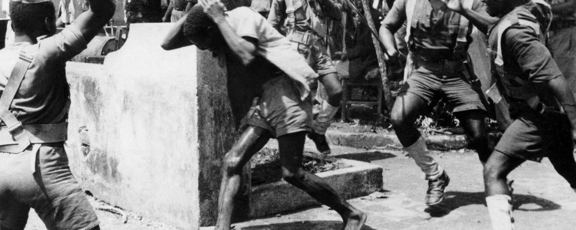 Angolan soldiers arrest a man suspected of being a liaison officer with foreign forces on April 4, 1961 in Quitexe during an uprising which started by an armed attack by a small group of MPLA (Popular Liberation Movement of Angola) against the San Joao prison, on February 4, 1961, in which several Angolan nationalists were held.  - Sputnik Africa, 1920, 27.05.2024