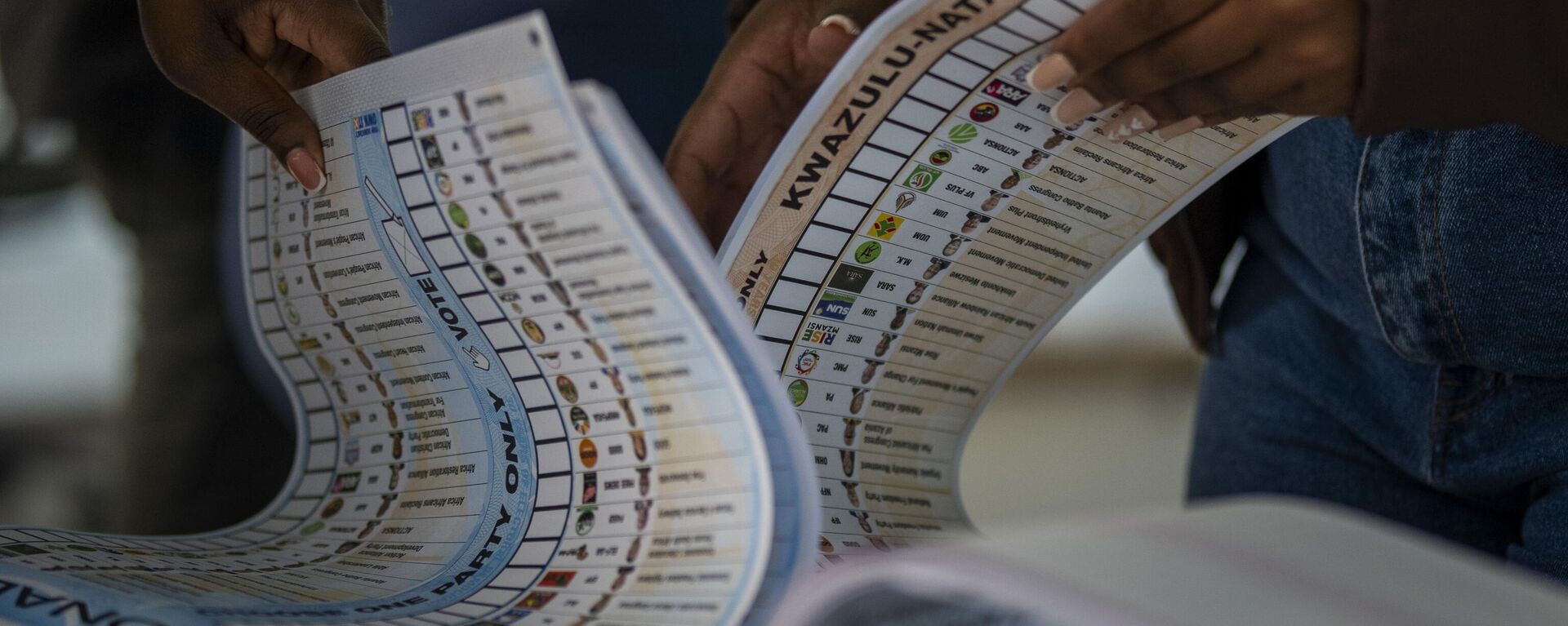 Electoral workers check ballot papers during an especial voting day at Zibambeleni old age home in KwaDadeka, near Durban, South Africa, Monday, May 27, 2024. - Sputnik Africa, 1920, 27.05.2024
