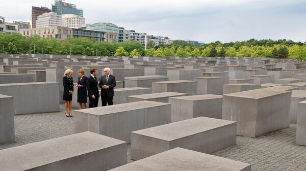 Le Président allemand Frank-Walter Steinmeier (à droite), son épouse Elke Buedenbender (2e à gauche), le Président français Emmanuel Macron (2e à droite) et son épouse Brigitte Macron (à gauche) visitent le mémorial de l'Holocauste (Mémorial aux Juifs assassinés d'Europe) à Berlin , le 27 mai 2024 - Sputnik Afrique