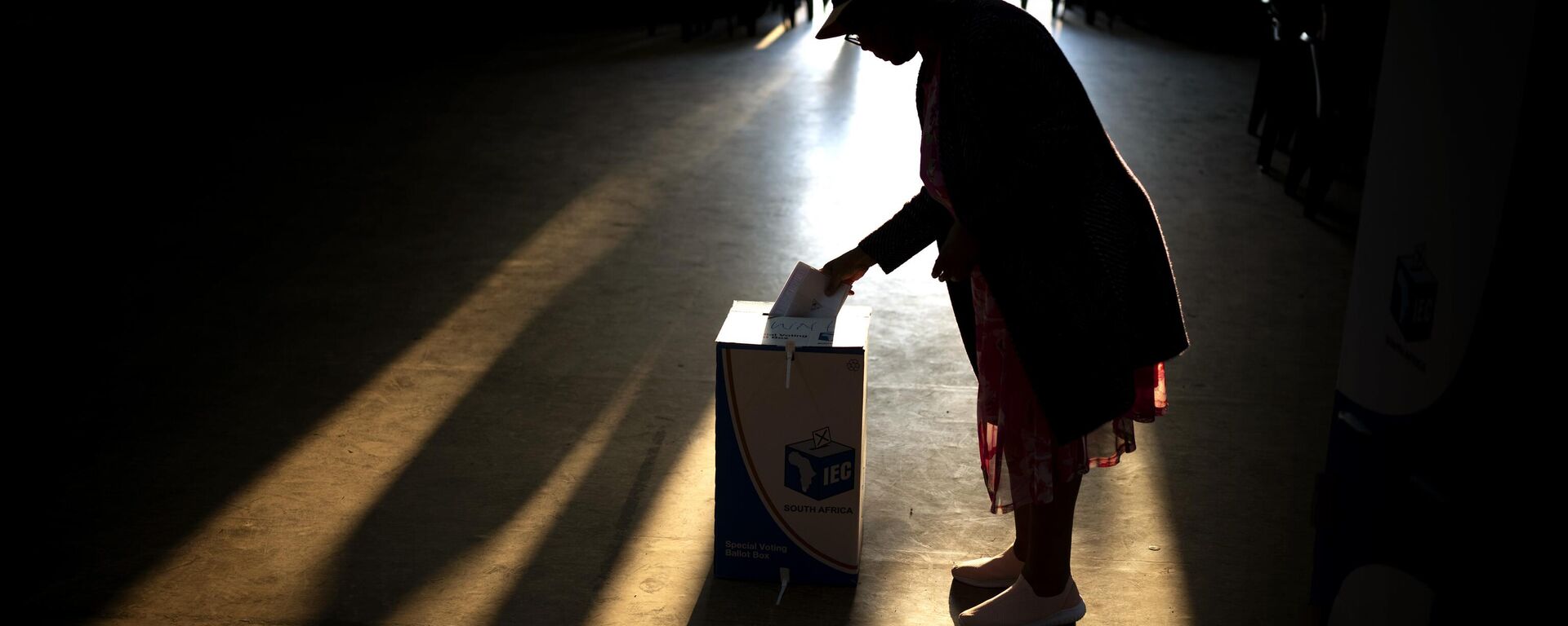 A woman casts her ballot at a polling station, during general elections in Eshowe, South Africa, Wednesday May 29, 2024.  - Sputnik Africa, 1920, 30.05.2024