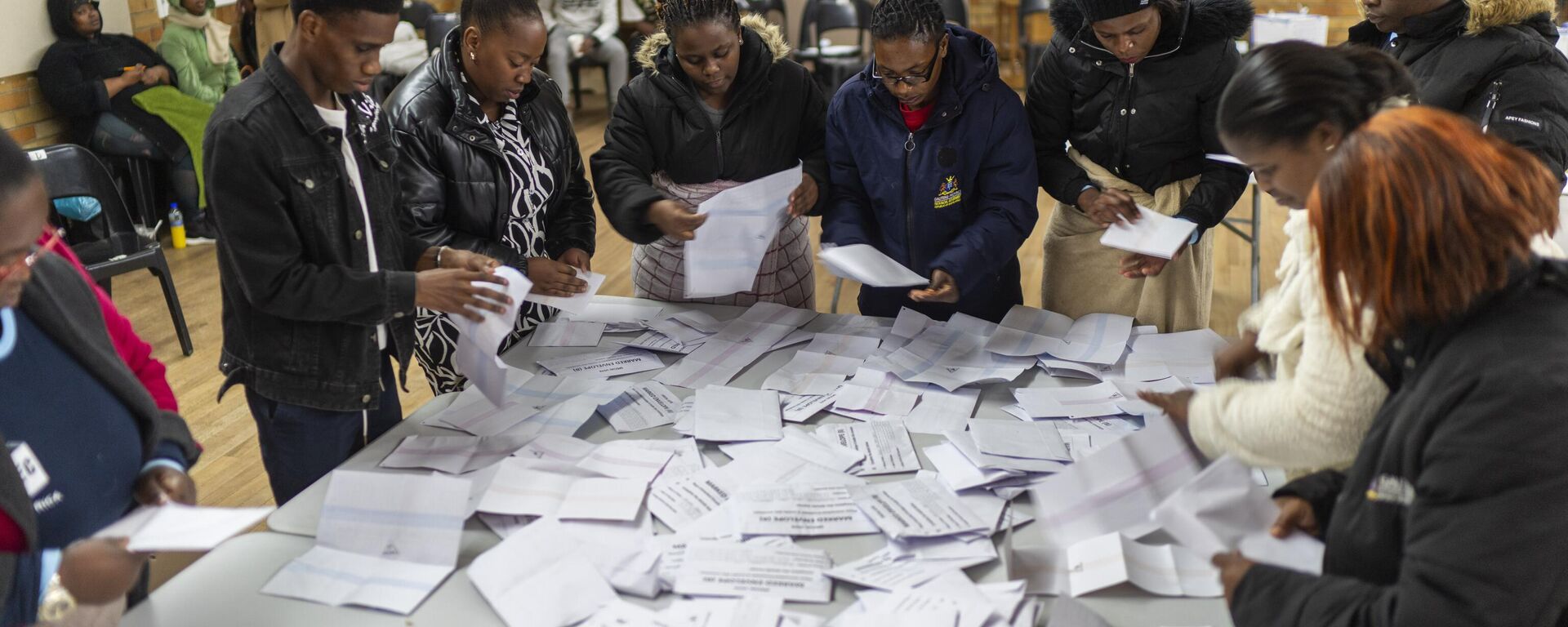 Election volunteers count ballots at Craighall Park Elementary school in Johannesburg, South Africa, Wednesday May 29, 2024. - Sputnik Africa, 1920, 03.06.2024