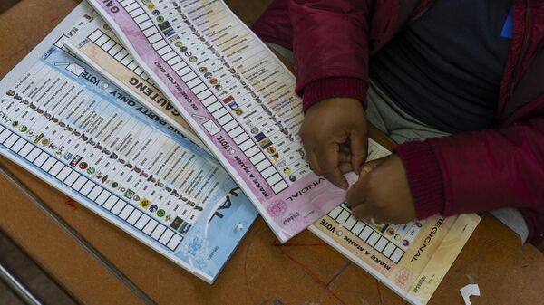 An election official prepares ballot papers during the general elections in Soweto, South Africa. - Sputnik Africa