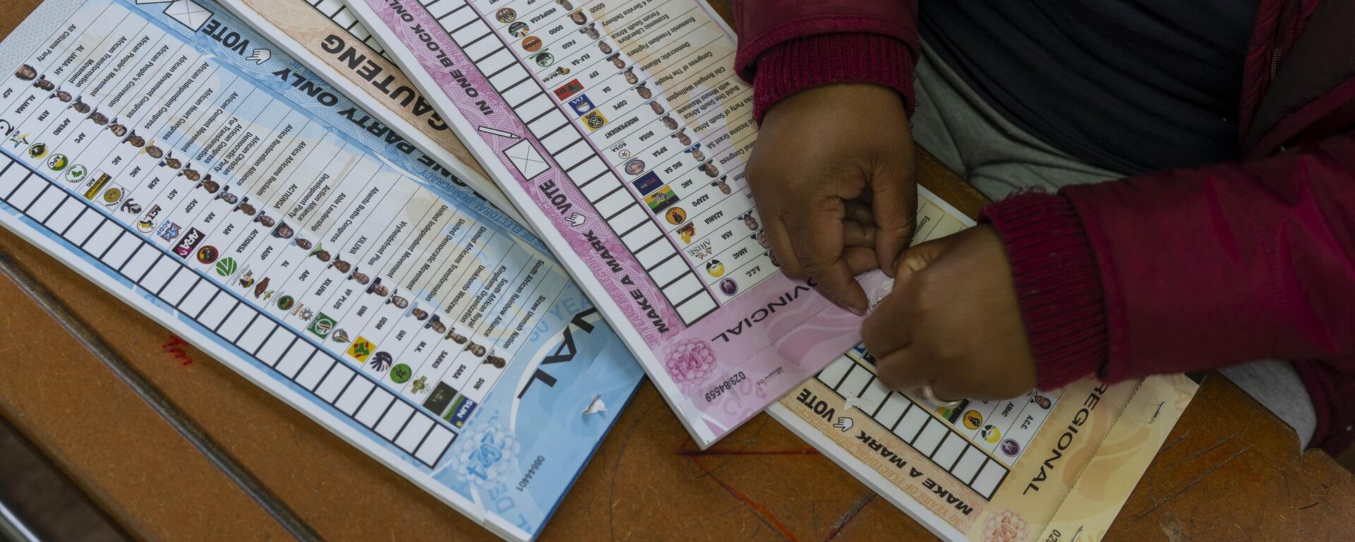 An election official prepares ballot papers during the general elections in Soweto, South Africa. - Sputnik Africa, 1920, 01.06.2024