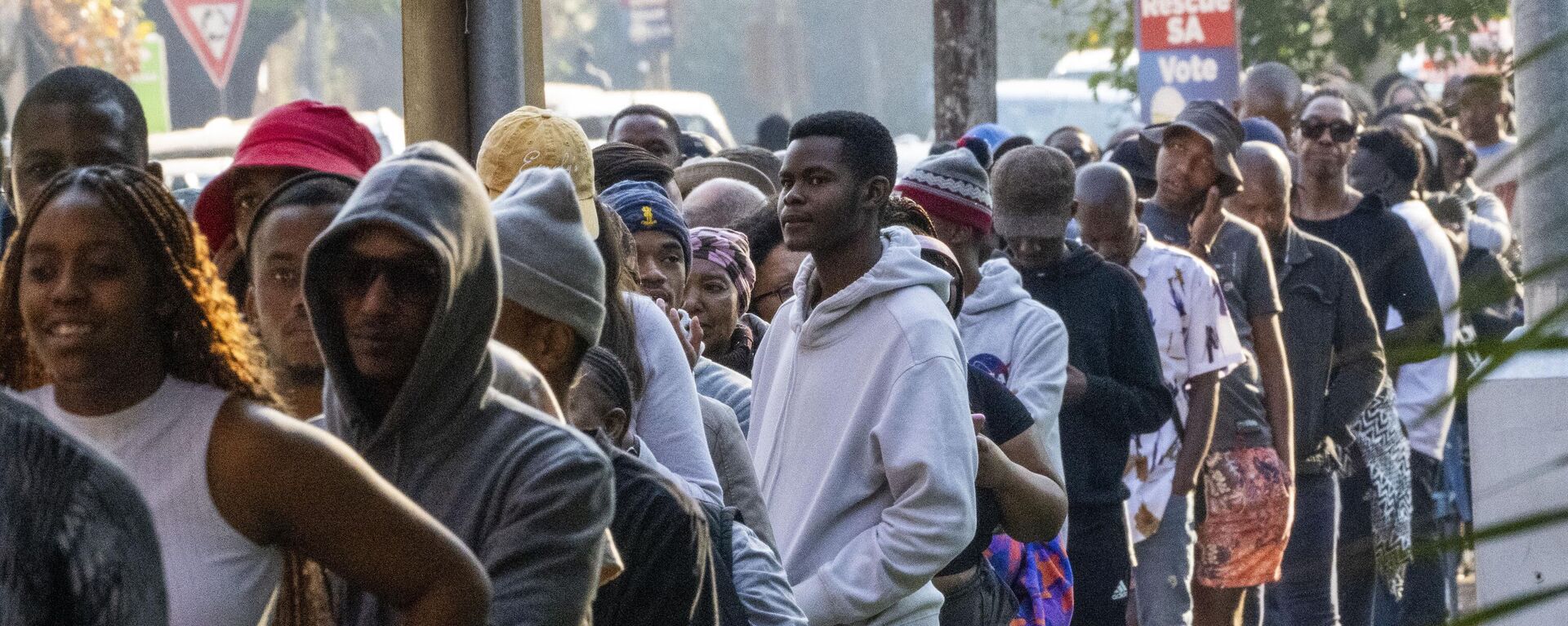 Voters queue outside Wits University during the general election in Johannesburg, South Africa - Sputnik Africa, 1920, 02.08.2024