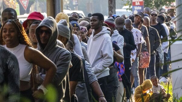 Voters queue outside Wits University during the general election in Johannesburg, South Africa - Sputnik Africa