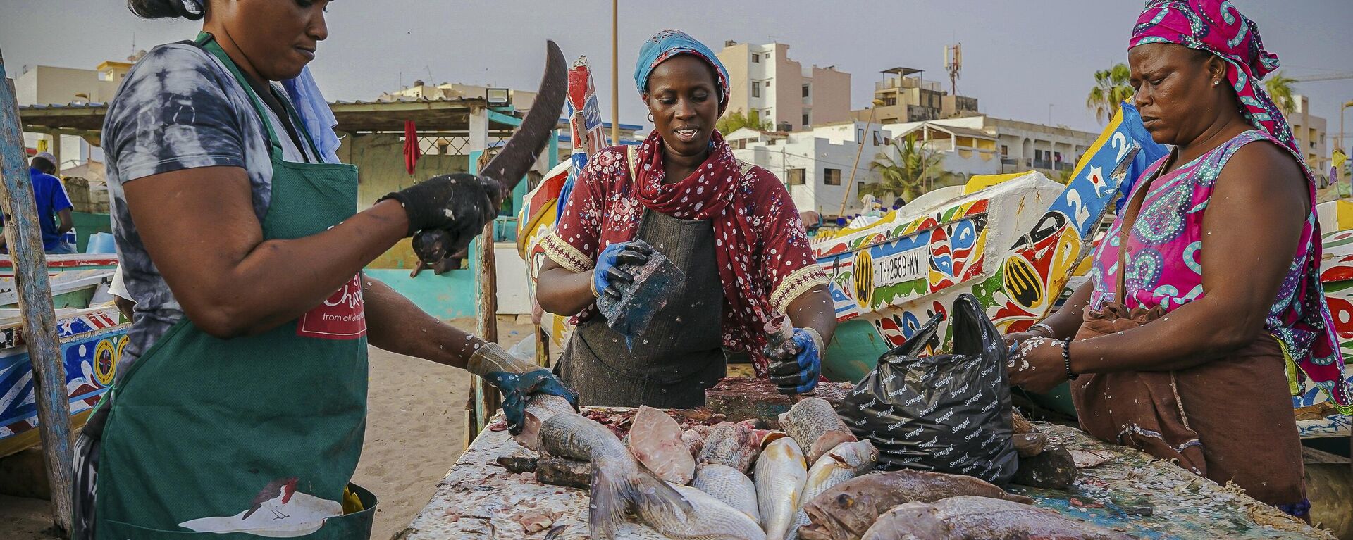 Fishmongers cut and clean fish at the Soumbedioune fish market in Dakar, Senegal, May 31, 2022. - Sputnik Africa, 1920, 30.05.2024