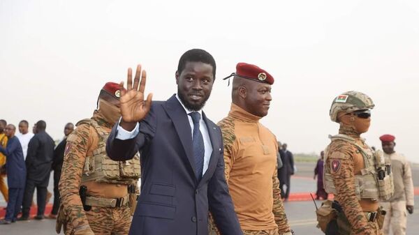 The President of Burkina Faso, Captain Ibrahim Traoré, welcomes his Senegalese counterpart, Bassirou Diomaye Faye, who arrived at Ouagadougou airport from Bamako on Thursday, May 30, 2024. - Sputnik Africa