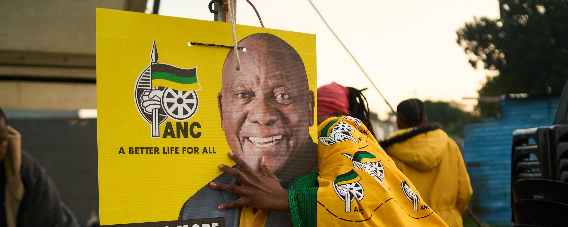 African National Congress (ANC) polling agents set up a tent decorated with party paraphernalia outside a polling station in Umlazi on May 29, 2024 during South Africa’s general election.  - Sputnik Africa, 1920, 31.05.2024