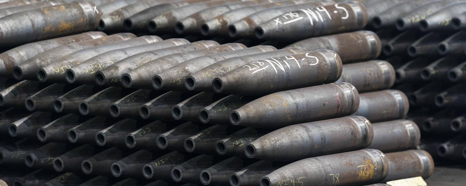 155 mm M795 artillery projectiles are stacked during manufacturing process at the Scranton Army Ammunition Plant in Scranton, Pa., Thursday, April 13, 2023. - Sputnik Africa, 1920, 31.08.2024