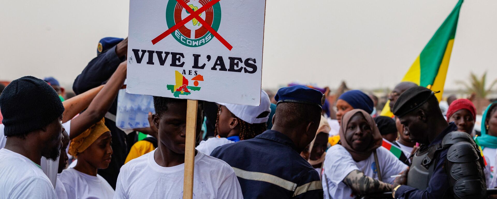 A supporter of the Alliance Of Sahel States (ASS) holds a placard reading 'down with ECOWAS, long live ASS' during a rally to celebrate Mali, Burkina Faso and Niger leaving the Economic Community of West African States (ECOWAS) in Bamako on February 1, 2024.  - Sputnik Africa, 1920, 01.06.2024