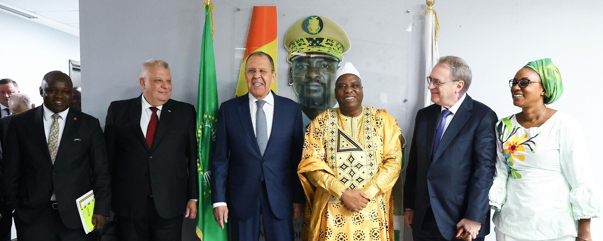 Sergei Lavrov (3rd from left) and Morissada Kouyaté (3rd from right) in Guinea, June 3, 2024 - Sputnik Africa, 1920, 04.06.2024