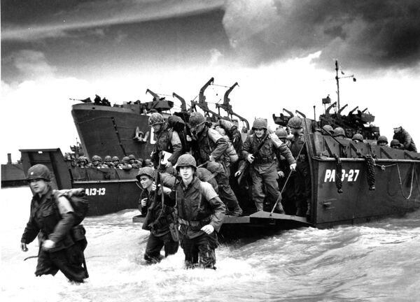 American reinforcements, arrive at the beaches of Normandy from a Coast Guard landing barge into the surf on the French coast on June 23, 1944, during World War II. They will reinforce fighting units that secured the Norman beachhead and spread north toward Cherbourg. (AP Photo/U.S. COAST GUARD) - Sputnik Africa