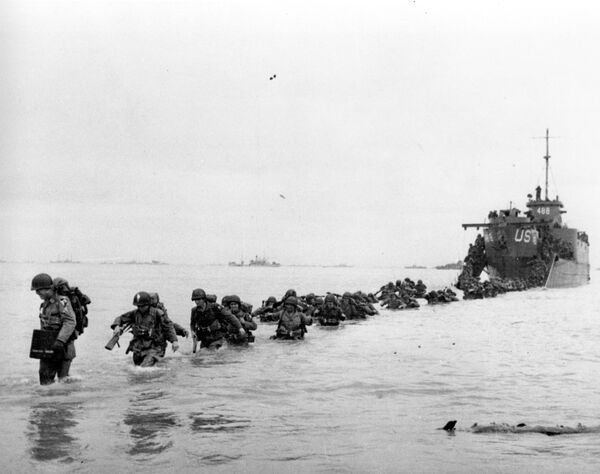 US reinforcements wade through the surf from a landing craft in the days following D-Day and the Allied invasion of Nazi-occupied France at Normandy in June 1944 during World War II. (Bert Brandt/Pool via AP, File) - Sputnik Africa