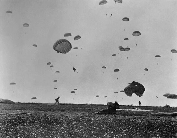 Paratroopers of the Allied land on La Manche coast, on June 6, 1944, after Allied forces stormed the Normandy beaches during D-Day. (Photo by US National Archives / AFP) - Sputnik Africa