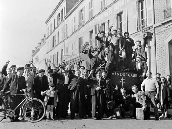 Picture taken in September 1944 at Cherbourg, North of France, showing French supporters and voluntary soldiers making the victory sign and sitting on a truck with the Cross of Lorraine and the slogan &quot;Vive De Gaulle,&quot; after the liberation of the city during the Second World War. (Photo by AFP) - Sputnik Africa