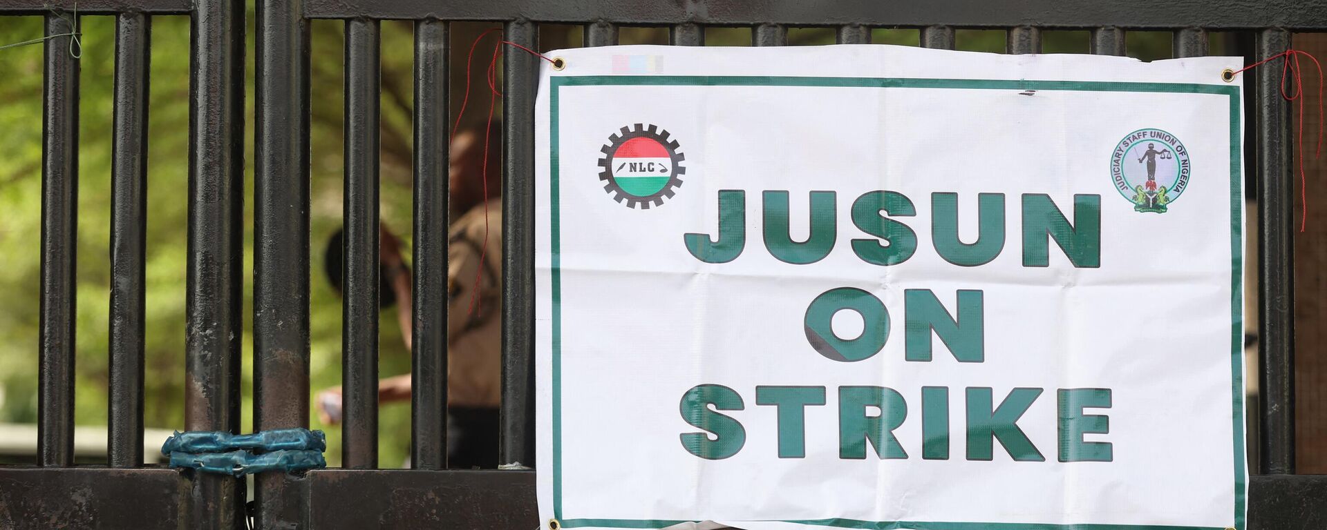 The banner of the National Labour Congress (NLC) is seen at the gate of the Federal High Court of Nigeria after the Nigerian unions began an indefinite strike in Abuja, on June 3, 2024. - Sputnik Africa, 1920, 04.06.2024