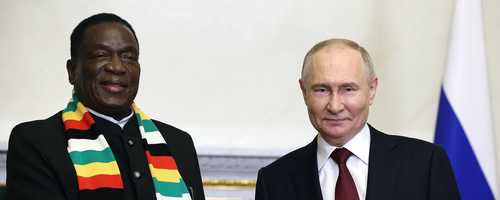Zimbabwean President Emmerson Mnangagwa and Russian President Vladimir Putin meet on the sidelines of the St. Petersburg International Economic Forum (SPIEF) on June 6, 2024. - Sputnik Africa, 1920, 07.06.2024