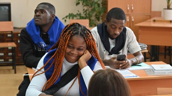 Des étudiants camérounais dans une université de la ville de Tchita, qui sont venus en Russie pour apprendre la langue russe - Sputnik Afrique