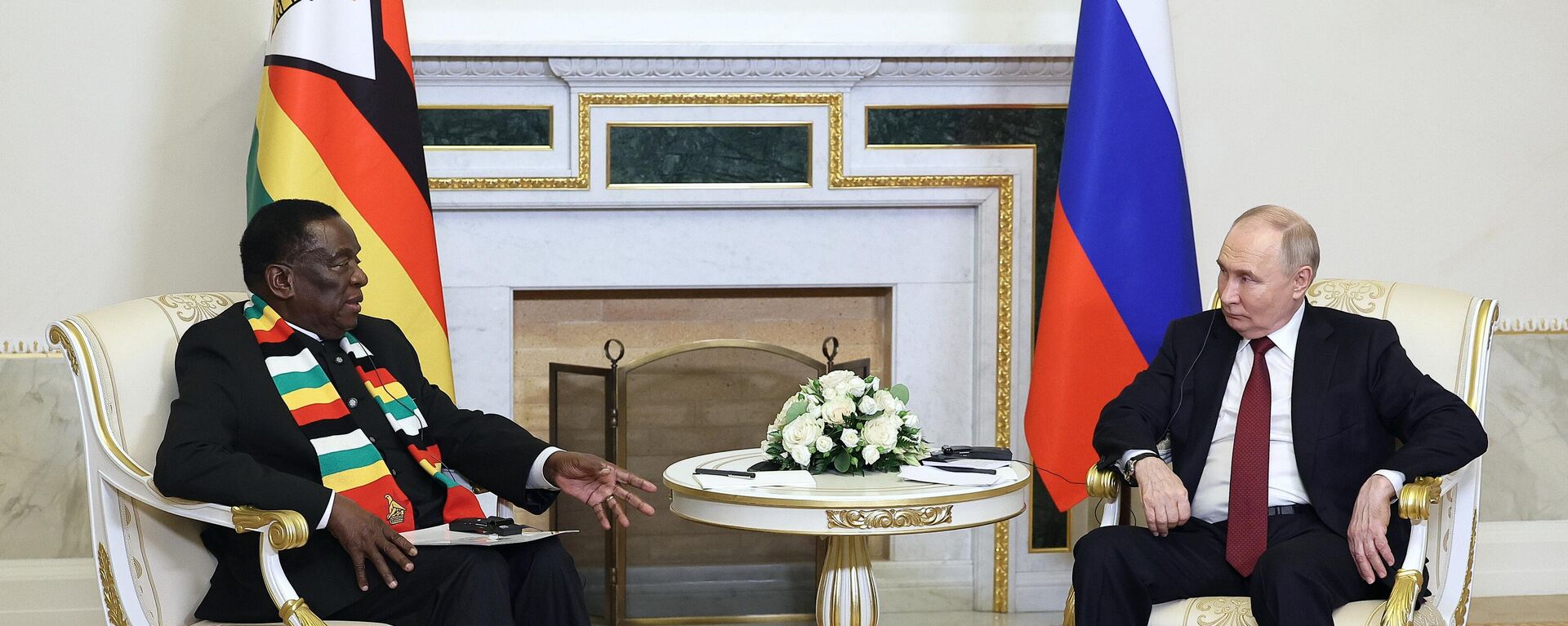 Russian President Vladimir Putin and Zimbabwean President Emmerson Mnangagwa attend a meeting on the sidelines of the 27th Saint Petersburg International Economic Forum (SPIEF) at the Constantine Palace in Strelna in the suburb of St. Petersburg, Russia, on Thursday, June 6, 2024. - Sputnik Africa, 1920, 08.06.2024