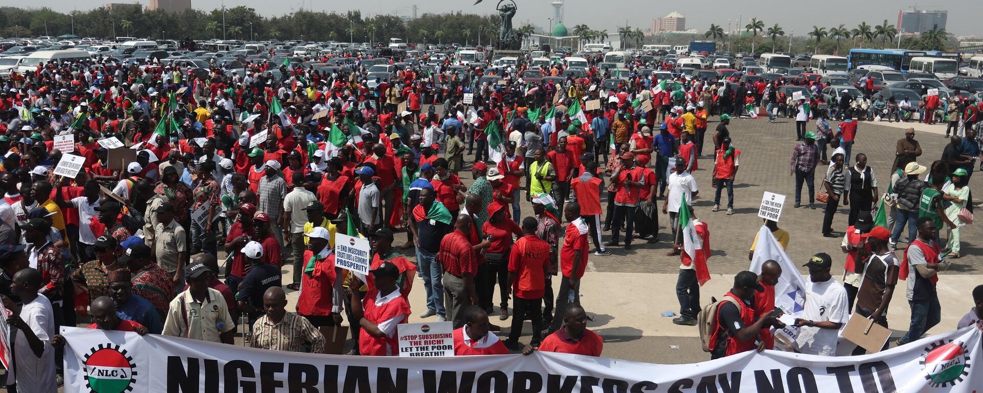 Protestors gather near the Nigeria National Assembly during a protest in Abuja on February 27, 2024. - Sputnik Africa, 1920, 09.06.2024