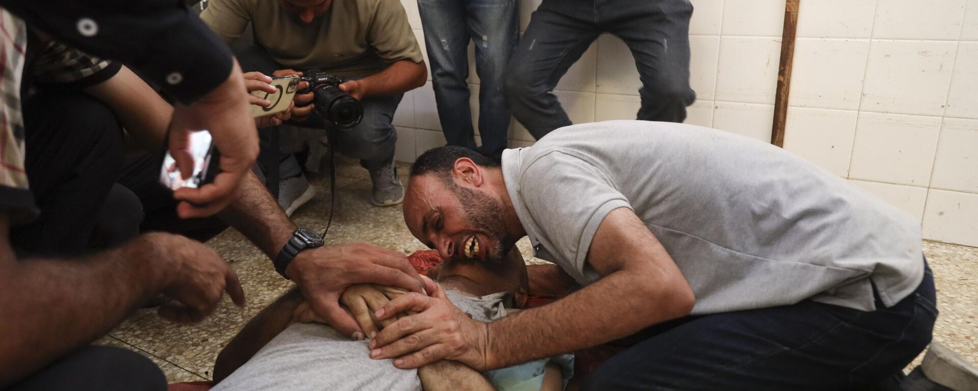 A Palestinian mourns his relative killed in the Israeli bombardment of the Gaza Strip at al-Aqsa Hospital in Deir al Balah on Sunday, June 9, 2024. - Sputnik Africa, 1920, 10.06.2024