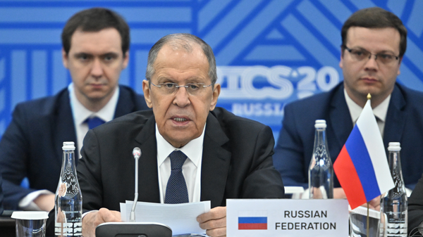 Sergueï Lavrov tient un discours de bienvenue lors d’une rencontre ministérielle des BRICS en format élargi à Nijni Novgorod - Sputnik Afrique