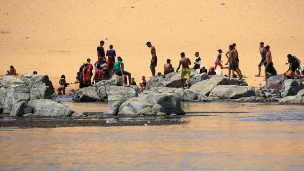 Sudanese who fled the war in their country cool off on the banks of the Nile river in the Egyptian city of Aswan, on September 8, 2023.  - Sputnik Africa