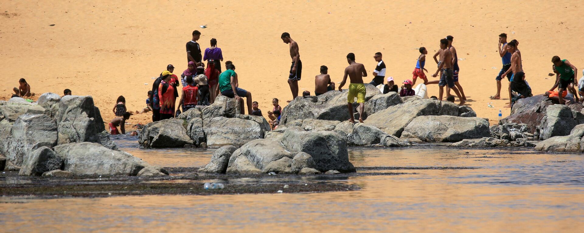 Sudanese who fled the war in their country cool off on the banks of the Nile river in the Egyptian city of Aswan, on September 8, 2023.  - Sputnik Africa, 1920, 11.06.2024