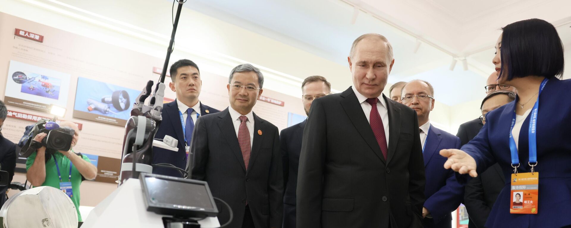 Russian President Vladimir Putin inspects the exhibition of the 8th Russia-China Expo in Harbin. - Sputnik Africa, 1920, 12.06.2024