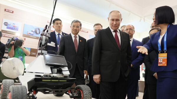 Russian President Vladimir Putin inspects the exhibition of the 8th Russia-China Expo in Harbin. - Sputnik Africa