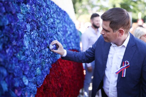 A Russian flag was created from live roses in Krasnodar as part of the celebration of Russia Day. - Sputnik Africa