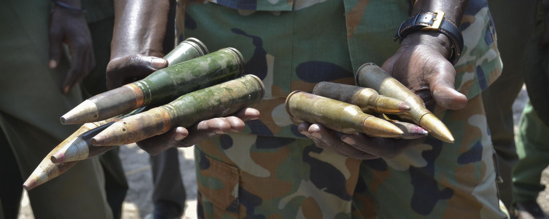 In this photo taken Saturday, Aug. 19, 2017, South Sudanese army commander Col. James Gatjiath holds ammunition captured from opposition fighters during recent clashes in Kuek, northern Upper Nile state, South Sudan. - Sputnik Africa, 1920, 12.06.2024