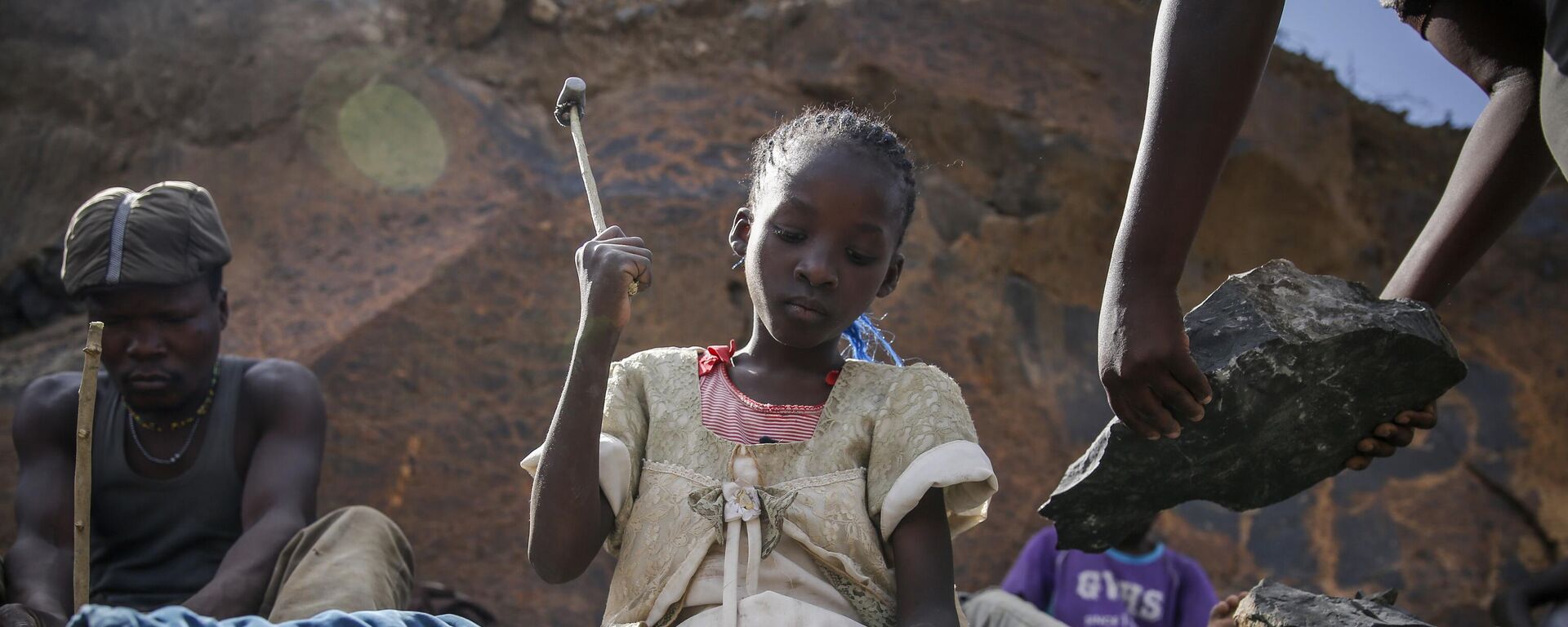Irene Wanzila, 10, works breaking rocks with a hammer along with her younger brother, older sister and mother, who says she was left without a choice after she lost her cleaning job at a private school when coronavirus pandemic restrictions were imposed, at Kayole quarry in Nairobi, Kenya Tuesday, Sept. 29, 2020. - Sputnik Africa, 1920, 12.06.2024