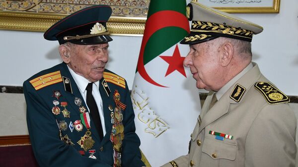 Le colonel russe à la retraite Andreï Pavlenko est reçu par le chef d'État-major de l'Armée nationale populaire algérienne, le général Saïd Chengriha - Sputnik Afrique