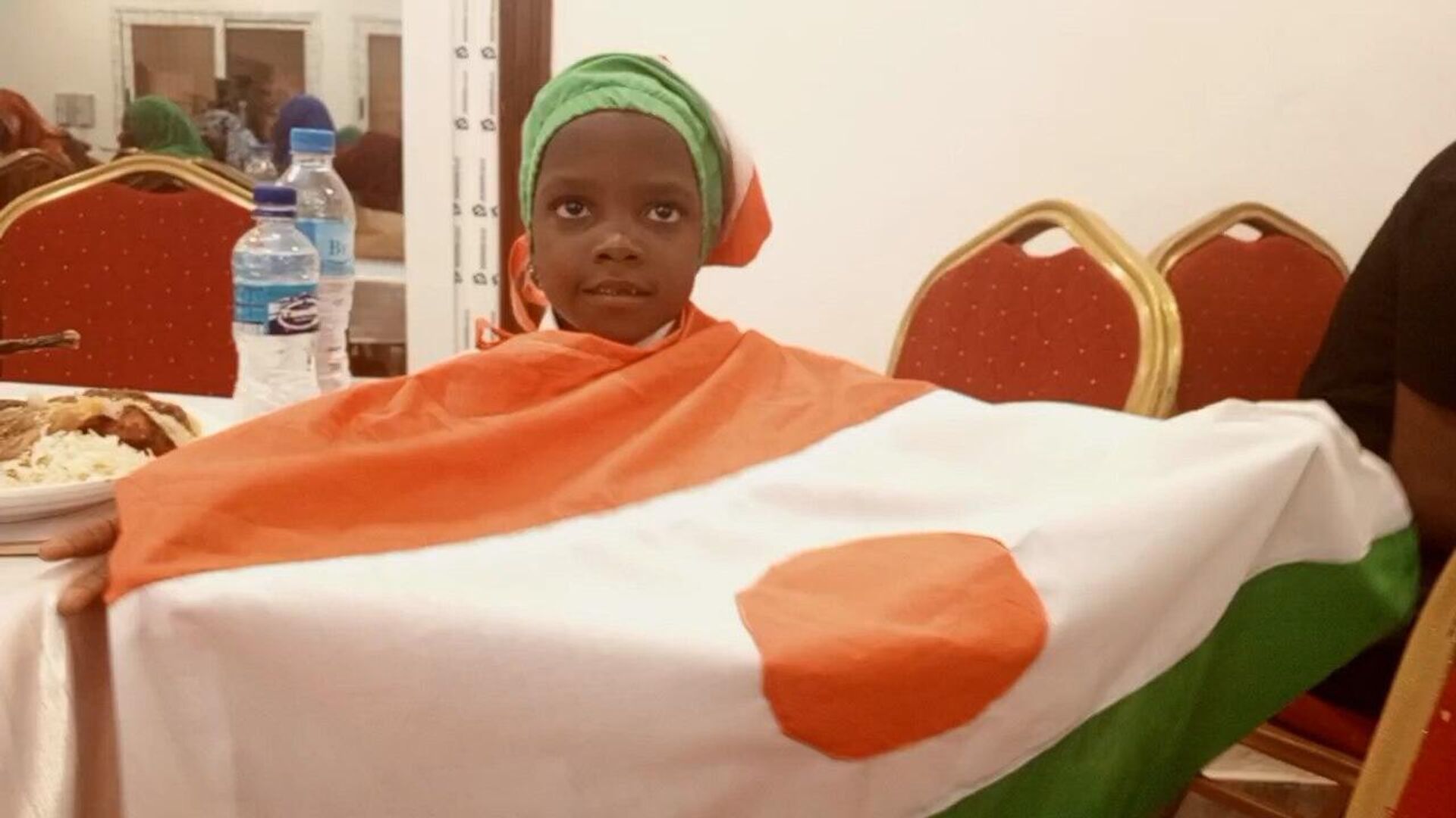 A Nigerien girl, Saoudate Mohamed, sang the Russian anthem on the occasion of Russia Day, celebrated on June 12. She's wearing a suit in the colors of the Russian and Nigerian flags. - Sputnik Africa, 1920, 13.06.2024