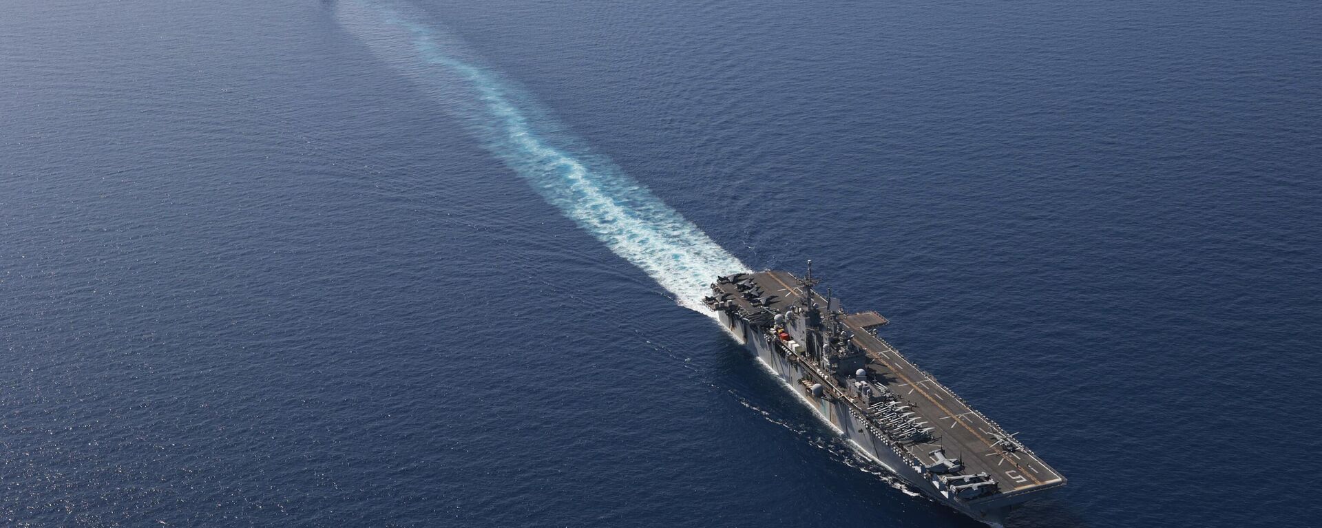 In this photo released by the U.S. Navy, the amphibious assault ship USS Bataan, front, and the landing ship USS Carter Hall, back travel through the Red Sea - Sputnik Africa, 1920, 13.06.2024