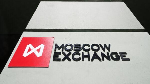 La Bourse de Moscou arrête les échanges des dollars et des euros: que signifie cette décision