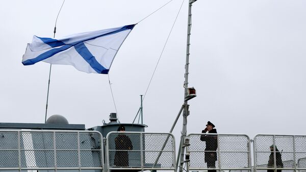 A Russian navy flag is raised on the Vice-Admiral Kulakov large anti-submarine ship in the town of Severomorsk, Murmansk region, Russia. - Sputnik Africa