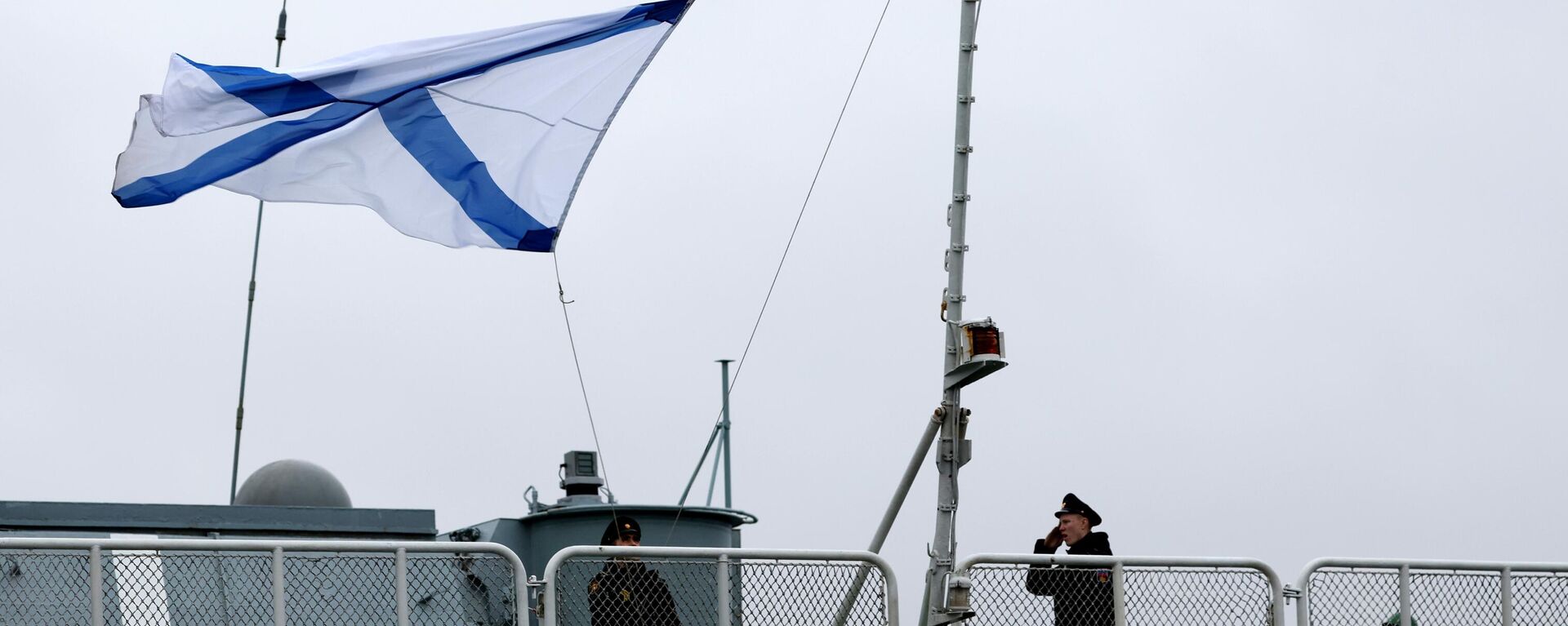 A Russian navy flag is raised on the Vice-Admiral Kulakov large anti-submarine ship in the town of Severomorsk, Murmansk region, Russia. - Sputnik Africa, 1920, 27.06.2024