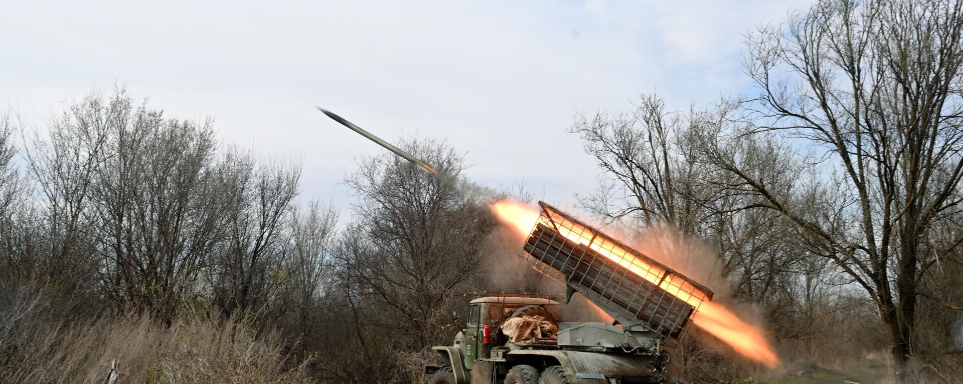 Russian servicemen of the South group of forces fire a BM-21 Grad multiple rocket launcher towards Ukrainian positions amid Russia's military operation in Ukraine, Russia. - Sputnik Africa, 1920, 16.06.2024