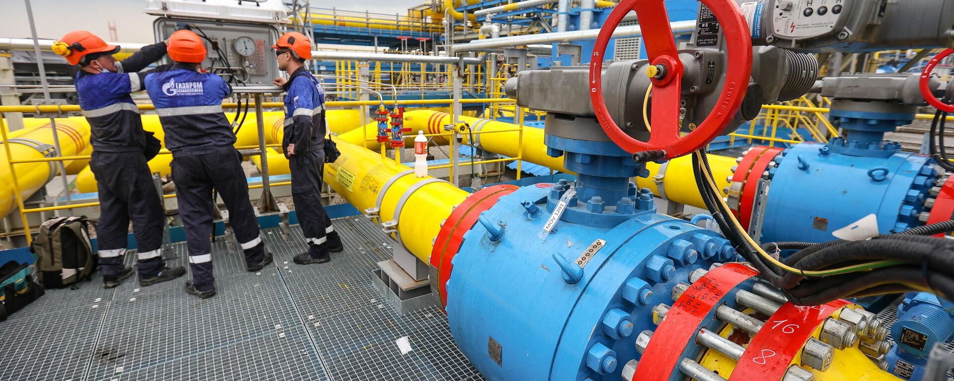 Employees work at the gas metering units of the Gazprom's Amur Gas Processing Plant near the town of Svobodny, Amur Region, Russia.  - Sputnik Africa, 1920, 16.06.2024