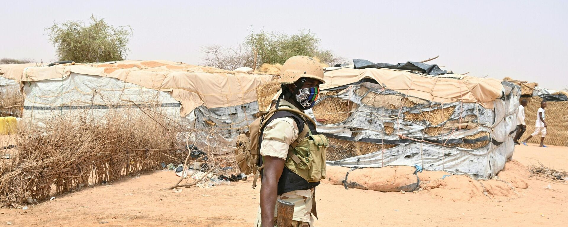 A Nigerien soldier patrols as United Nations (UN) Secretary-General Antonio Guterres (not seen) visits an internally displaced persons (IDP) camp in Ouallam, Niger, on May 3, 2022 during his visit to the country. - Sputnik Africa, 1920, 17.06.2024