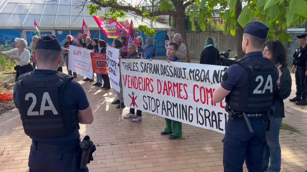 À l'ouverture d'Eurosatory, une manifestation contre tout commerce d'armement avec Israël