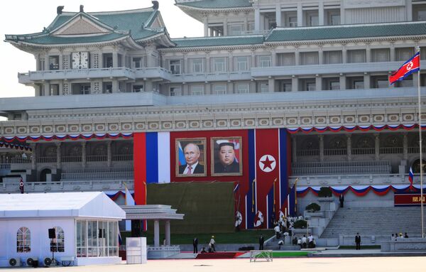 Portraits of Russian President Vladimir Putin and Chairman of the State Council of the DPRK, Kim Jong Un, on the building of the National Library (People&#x27;s House of Study) in Pyongyang. - Sputnik Africa