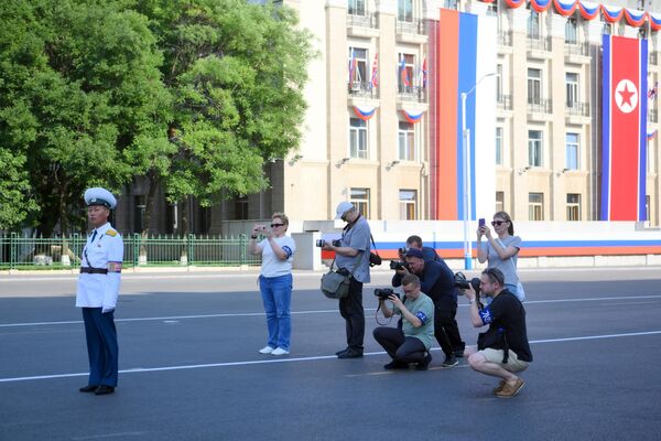 Journalists take photographs on the street in Pyongyang before the visit of Russian President Vladimir Putin. - Sputnik Africa