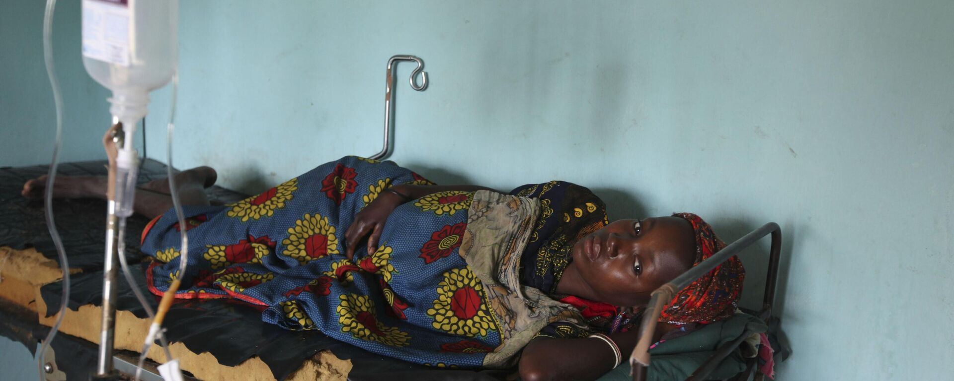 In this Monday, Sept. 6, 2010 file photo, a Nigerian woman suffering from cholera receives treatment at a village health clinic in Ganjuwa in Nigeria's northern Bauchi State. - Sputnik Africa, 1920, 19.06.2024