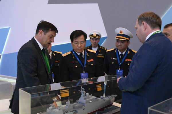 Visitors at the International Maritime Defense Show &quot;Fleet-24.&quot; - Sputnik Africa