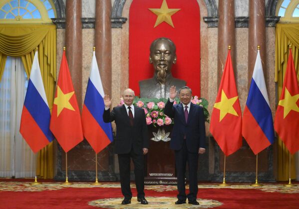Russian President Vladimir Putin and President of Vietnam To Lam (right) take a joint photograph at the Presidential Palace in Hanoi on June 20, 2024. - Sputnik Africa
