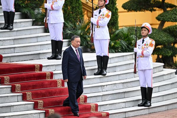 Vietnam&#x27;s President To Lam (C) arrives to attend the welcome ceremony for Russia&#x27;s President Vladimir Putin at the Presidential Palace in Hanoi on June 20, 2024. - Sputnik Africa